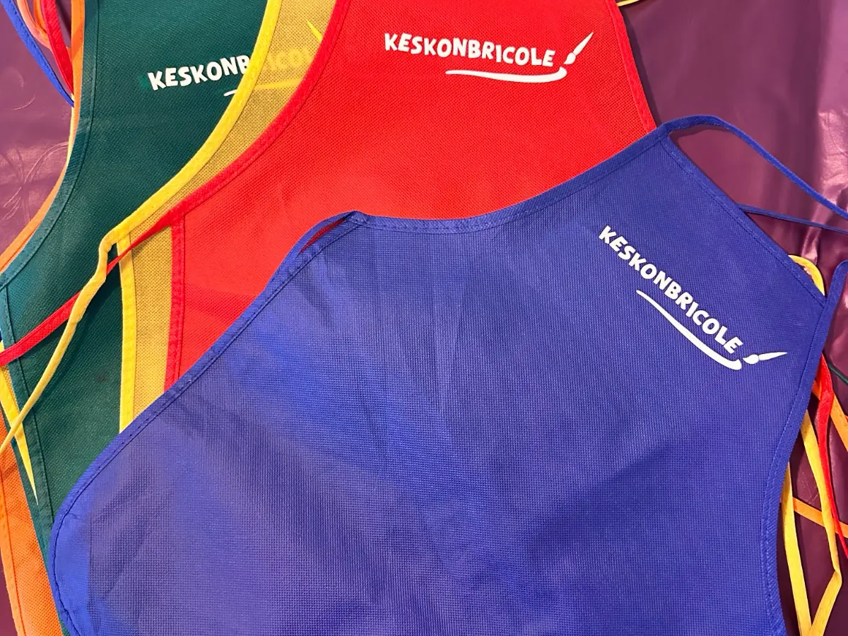 Tabliers Keskonbricole de toutes les couleurs, prêts pour les enfants