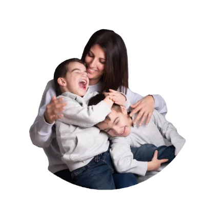 Julie, fondatrice de Keskonfaitgva, avec ses enfants